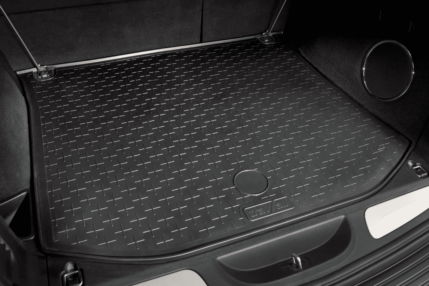 Die praktische Kofferraumwanne zeichnet sich dadurch aus, dass sie sich schnell herausnehmen und saubermachen lässt. /Foto: Travall