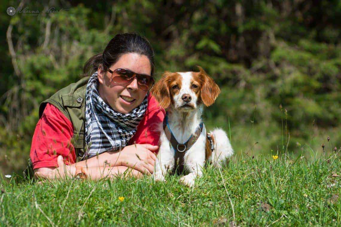 Verena Nerat ist tierschutzqualifizierte Hundetrainerin, Verhaltensberaterin und Gründerin der Hundeschule „HUNDherum positiv“ in Salzburg.