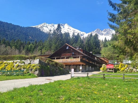 Sweet Cherry Tirol, Aussenansicht im Sommer. Hinter dem Hotel sieht man die Bergspitzen, auf denen auch im Sommer Schnee liegt.