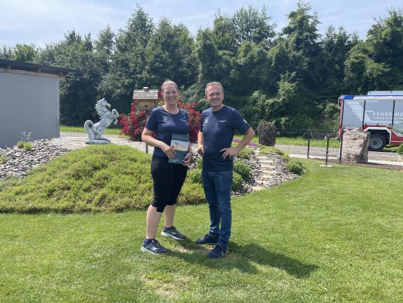 Christina und Christian Pusnik, Geschäftsführer der 2. Generation des Tierkrematoriums Lebring vor der Einfahrt des Areals am Tag der offenen Tür 2024.